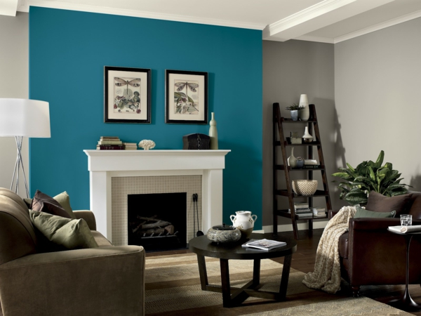 muren verf ideeën woonkamer sterke kleur blauwe open haard