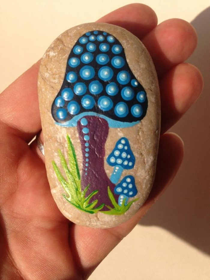 在石头上的蘑菇油漆与蓝色圆点