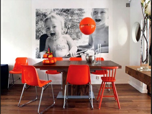 væg dekoration med billeder spisestue orange stole
