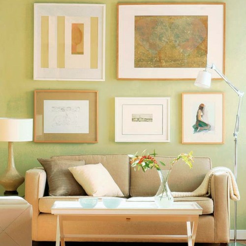 væg dekoration med billeder pastel farver sofa bord stue