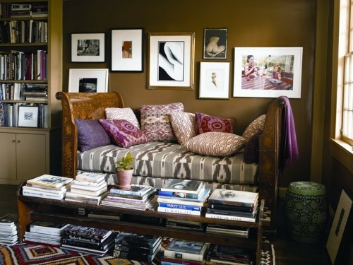 sienų apdaila su nuotraukomis sofa knygų skaitymas