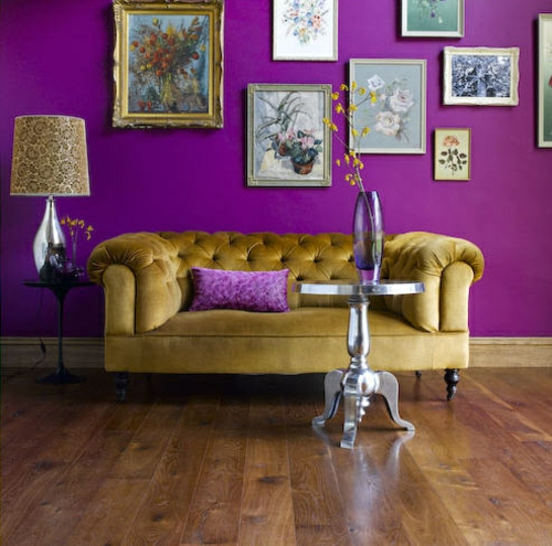 væg dekoration med billeder sofa feminine luksus dybe farver