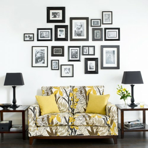 væg dekoration med billeder sofa blomstermønster