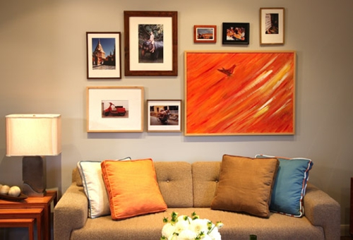 væg dekoration med billeder sofa pude lyse hyggeligt