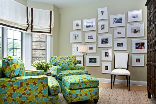 væg dekoration med billeder sofa lænestol sofa grøn floral