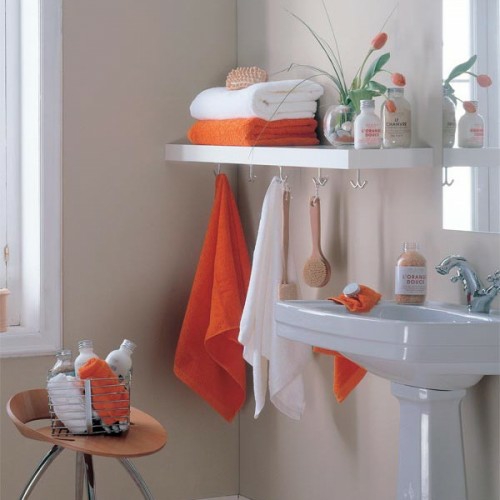 sienos lentynos pakabos oranžinės rankšluosčių idėja vonios kambarys