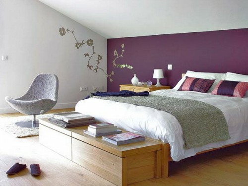 sieninis ornamentas violetinė siena mansarda miegamasis fotelis modernus