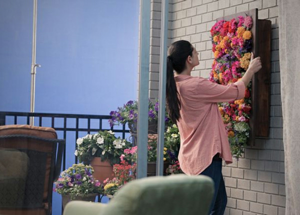 muur vergroening gekleurd pallet met kleurrijke bloemen