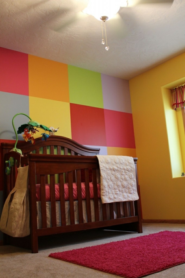 seinämaalaus lastenhuone värikäs neliöitä