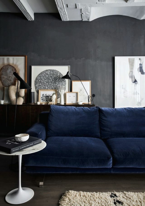 veggdesign ideer grå stue blå sofa
