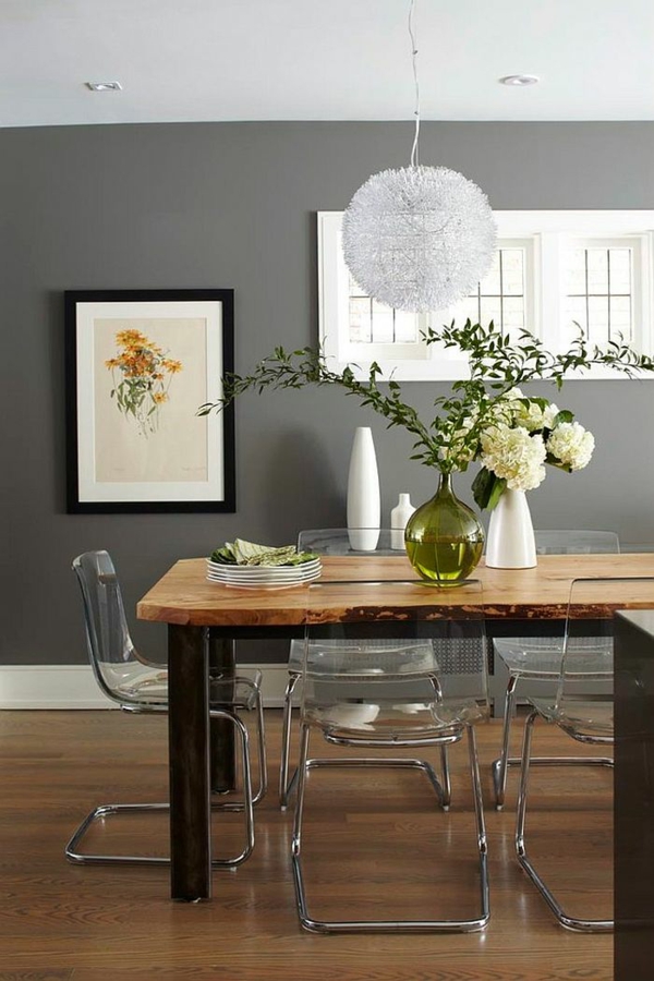 vægfarve grå gennemsigtige stole robust spisebord