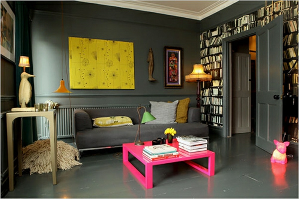 χρώμα τοίχου γκρίζο έπιπλα καθιστικό τραπεζάκι καφέ ροζ ξύλο