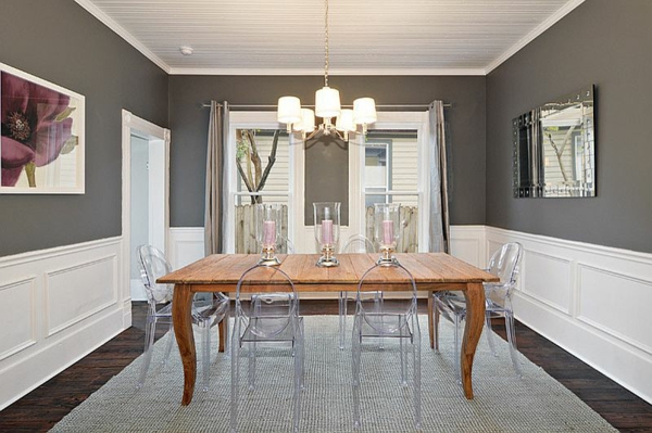 mur couleur gris table à manger bois chaises transparentes
