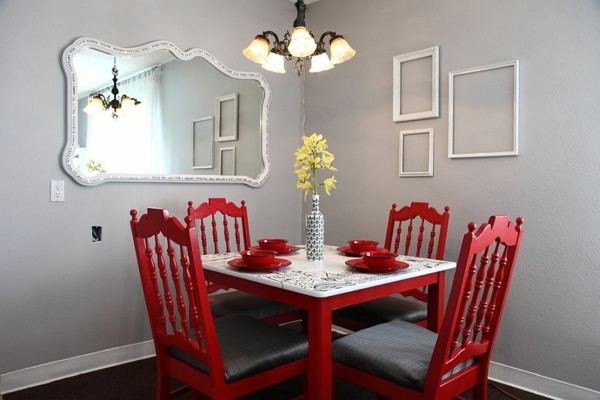 muur verf grijze muur spiegel eetkamer rode stoelen tafel