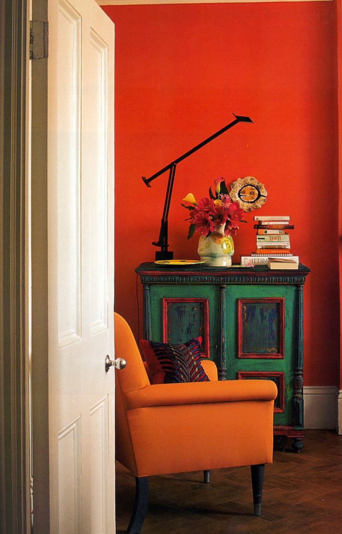 muurverf ideeën oranje muren rustiek kast oranje fauteuil
