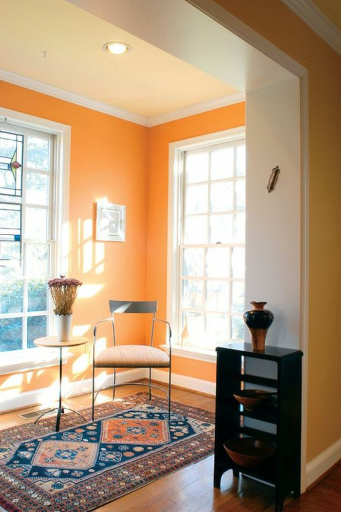 nástěnné barvy nápady oranžové stěny koberec vzor světlo žlutý strop