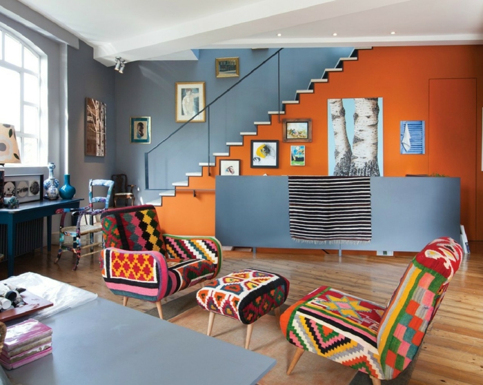 muurkleuren ideeën woonkamer blauwe muren gekleurd meubilair