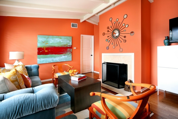 muur verf ideeën woonkamer ontwerp oranje muren open haard licht blauwe bank