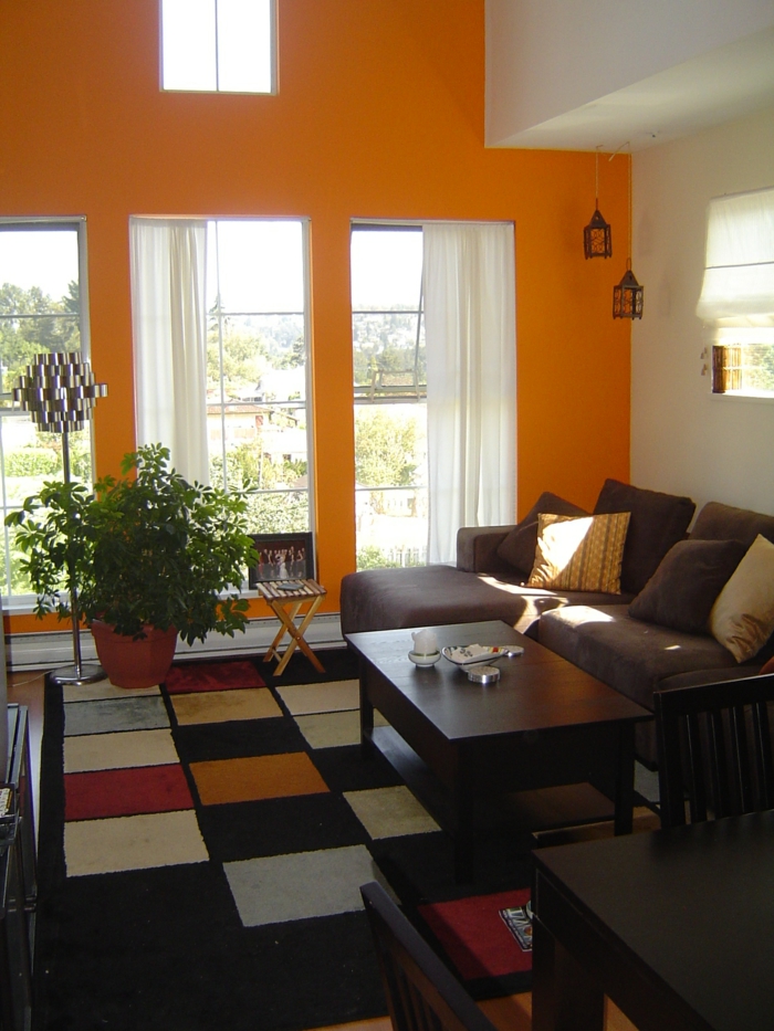 أفكار الطلاء الجدار تصميم غرفة المعيشة الجدران البرتقالية النباتات