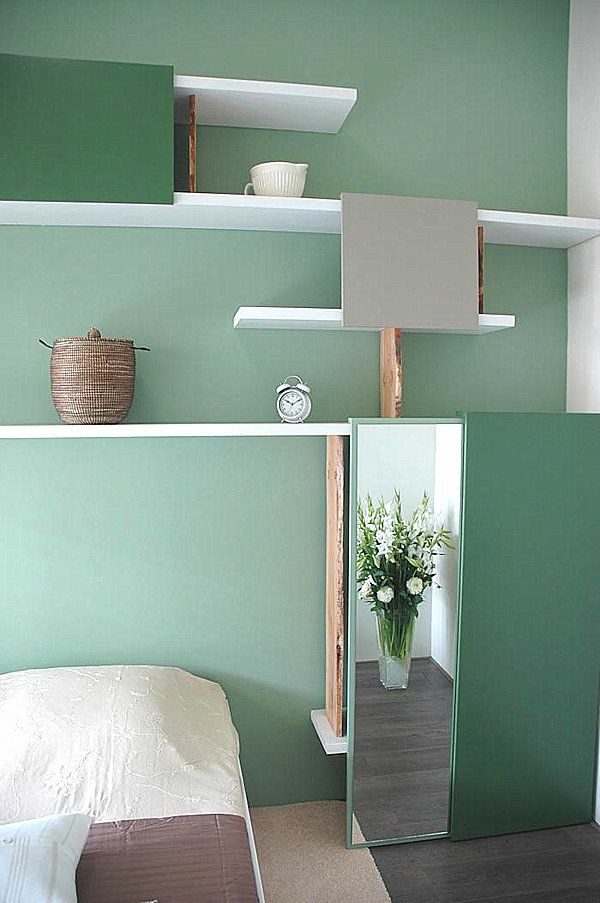 seinämaali minttu vihreä makuuhuone värisuunnitelma auki hyllyillä