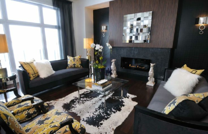 veggmaling svart stue svart møbler gul aksent peis