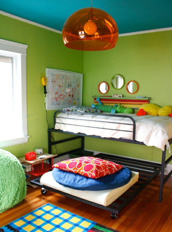 pared pintura turquesa techo paredes verdes naranja lámpara colgante