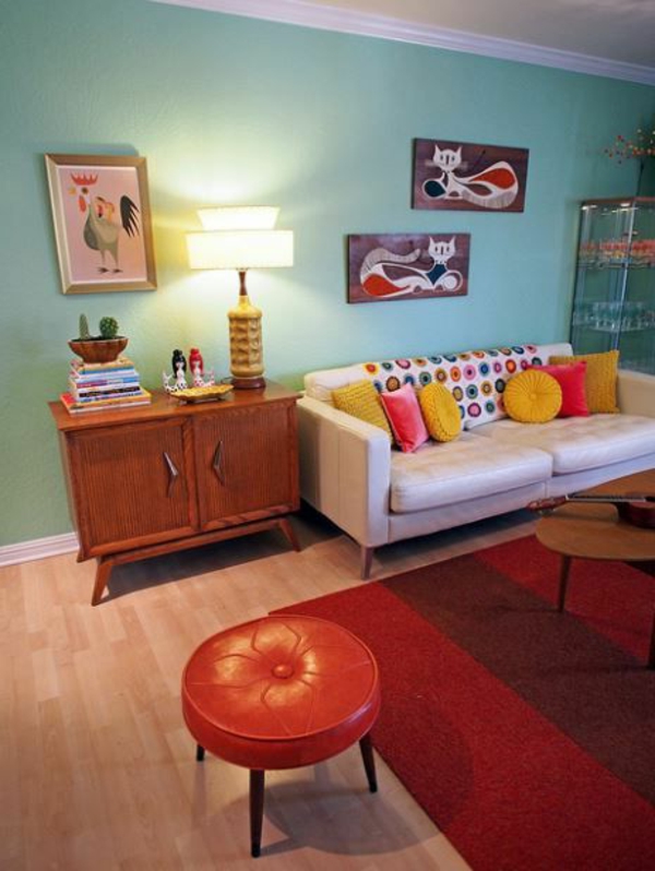 nástěnná barva tyrkysová jasně červená stolička koberec