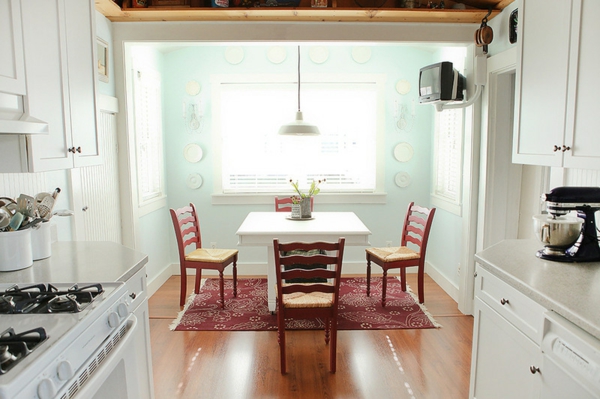 barva stěny tyrkysová kuchyně čerešňové dřevěné židle