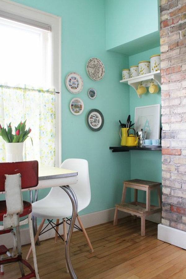 perete culoare turcoaz bucătărie deschis perete de cărămidă