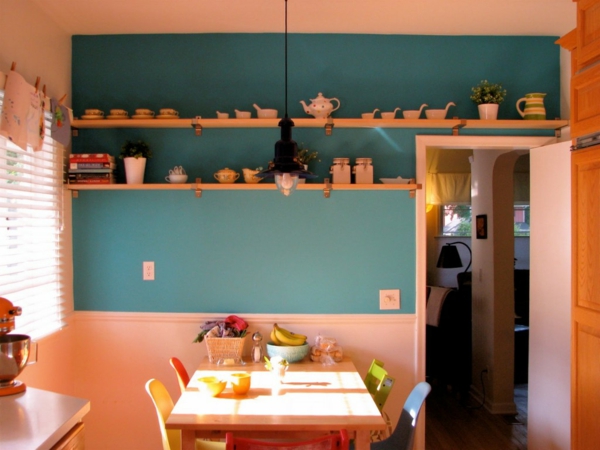 muurkleur turquoise keuken oranjegeel