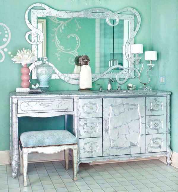 墙面漆绿松石银色梳妆台墙镜