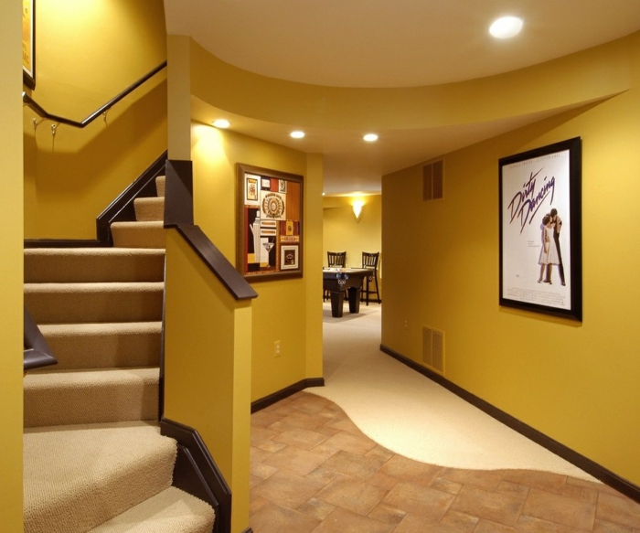 væg farver 2016 trend farve goldocker væg design korridor indbyggede loftlamper