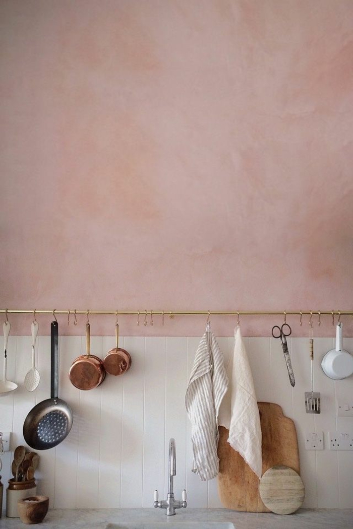 seinävärjäykset 2016 trendikkäitä värejä keittiö vaaleanpunaista lohenväristä seinämaalia