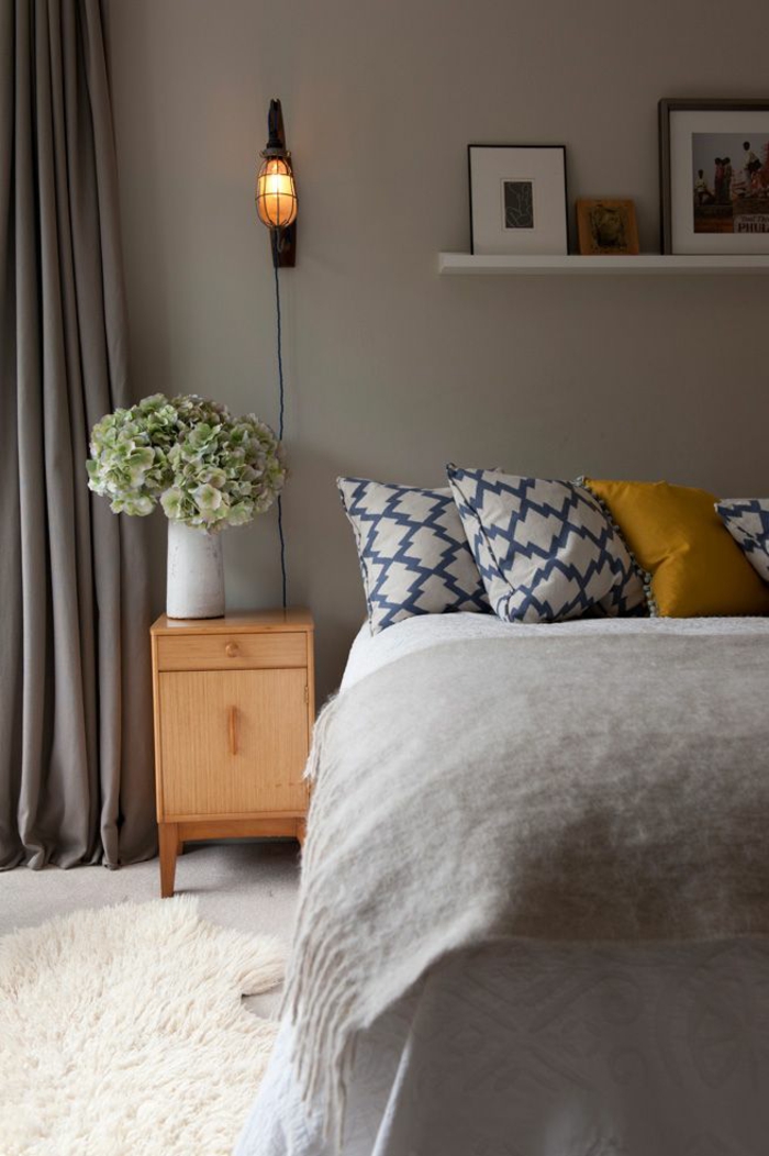 muurverf slaapkamer kleuren beige sierkussen patroon goldocker schapenvacht