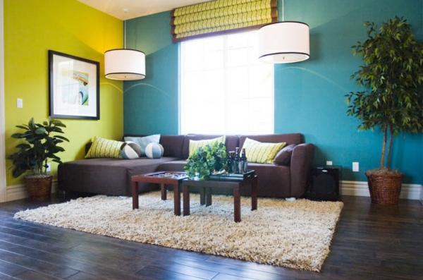 muurkleuren woonkamer groen blauwe kleur mengen paarse bank