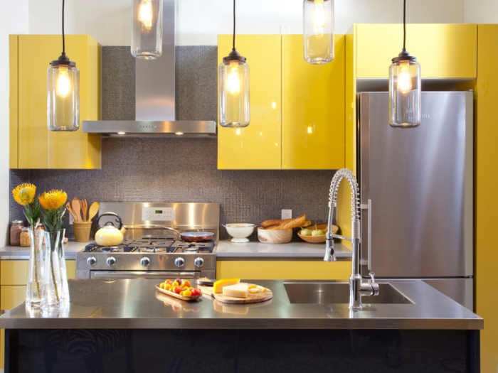 τοίχο σχεδιασμό κουζίνα κίτρινο ντουλάπια κουζίνας μωσαϊκό πλακάκια κουζίνα πίσω φώτα μενταγιόν τοίχο