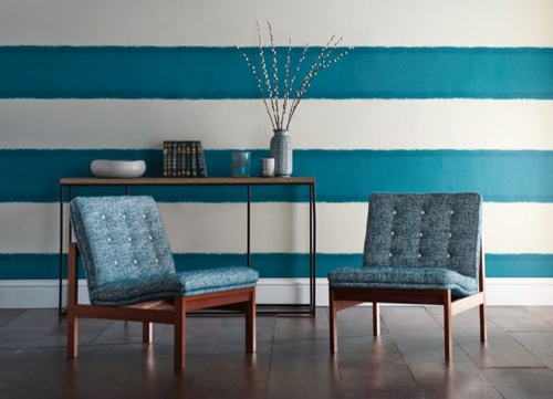 veggdesign blå stripe mønster stue design ideer i retro stil