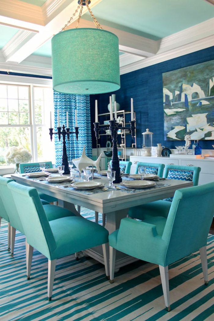 veggdesign ideer spisestue blå veggmaling vakker teppe friske stoler