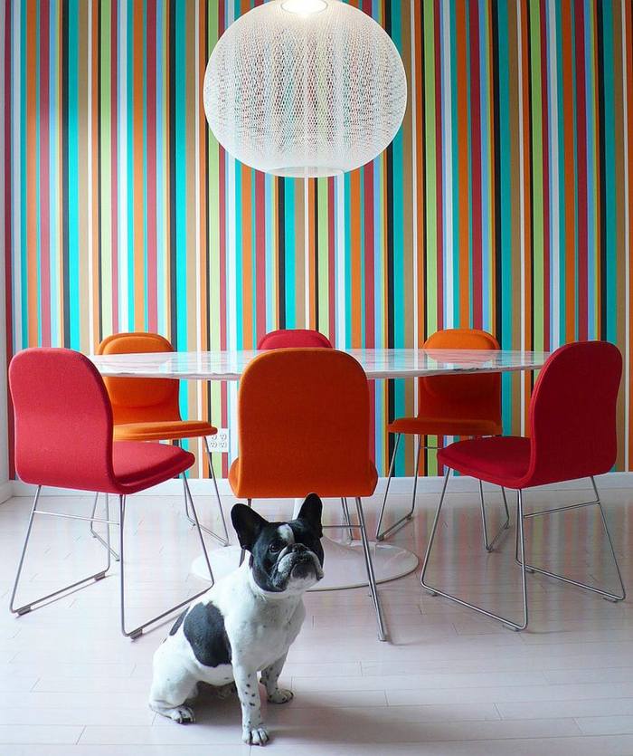 vegg design ideer spisestue tapet stripe røde stoler