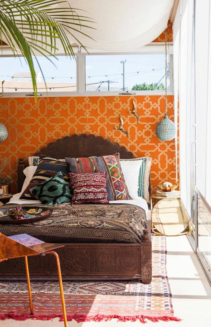 stěny design nápady ložnice oranžová tapeta rostlin závěsné lampy