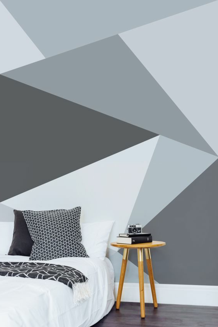 sienų dizaino idėjos miegamasis siena tapetai geometrinis modelis šoninis stalas tamsesnis grindys
