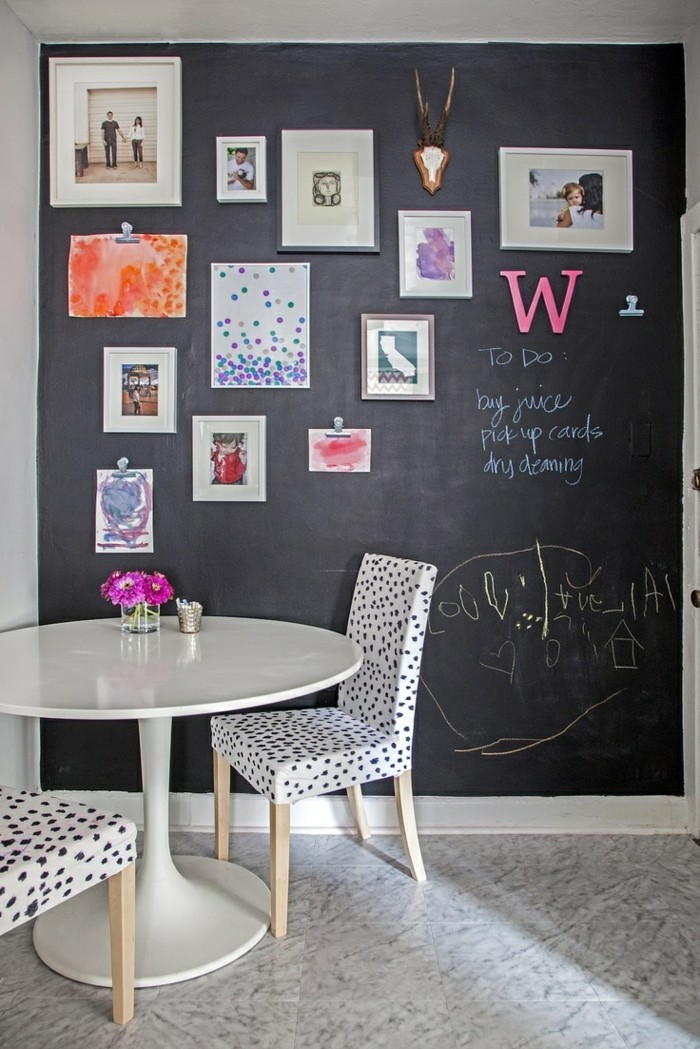 sienų dizaino idėjos juoda siena lenta apvalaus valgomojo stalas nedidelė valgomojo zona