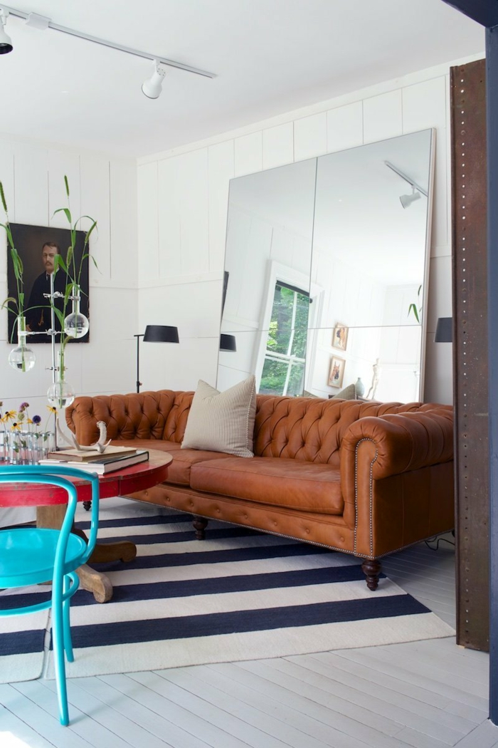 ιδέες σχεδιασμού τοίχου καθρέφτη καφέ καναπέ ριγέ χαλί