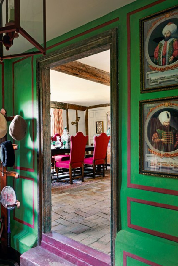 стенна декорация в коридора зелен лилав традиционен цветен дизайн