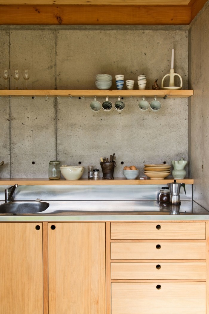 το σχεδιασμό τοίχων συνδυάζει την κουζίνα σε εμφάνιση σκυροδέματος με ξύλινα ντουλάπια κουζίνας