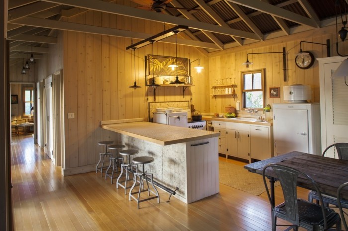 κουζίνα τοίχου με ξύλινα πλαίσια και ξύλινο δάπεδο