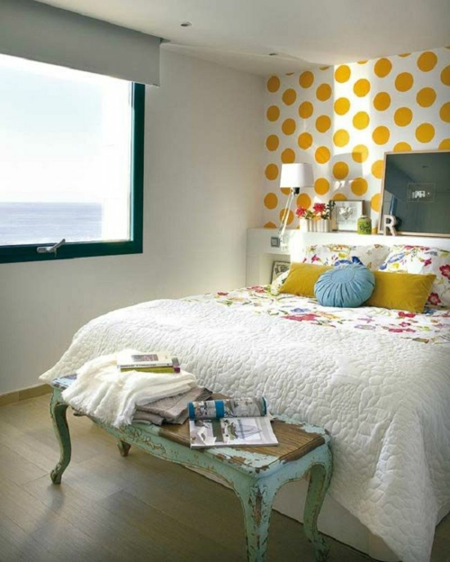 diseño de pared dormitorio wantedapete patrón punteado amarillo