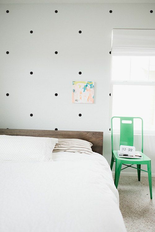 diseño de pared dormitorio wantedapete patrón punteado negro minimalista