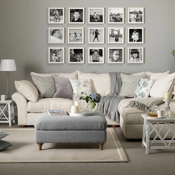 diseño de pared salón colores neutros diseño de pared gris beige con fotos fotos familiares