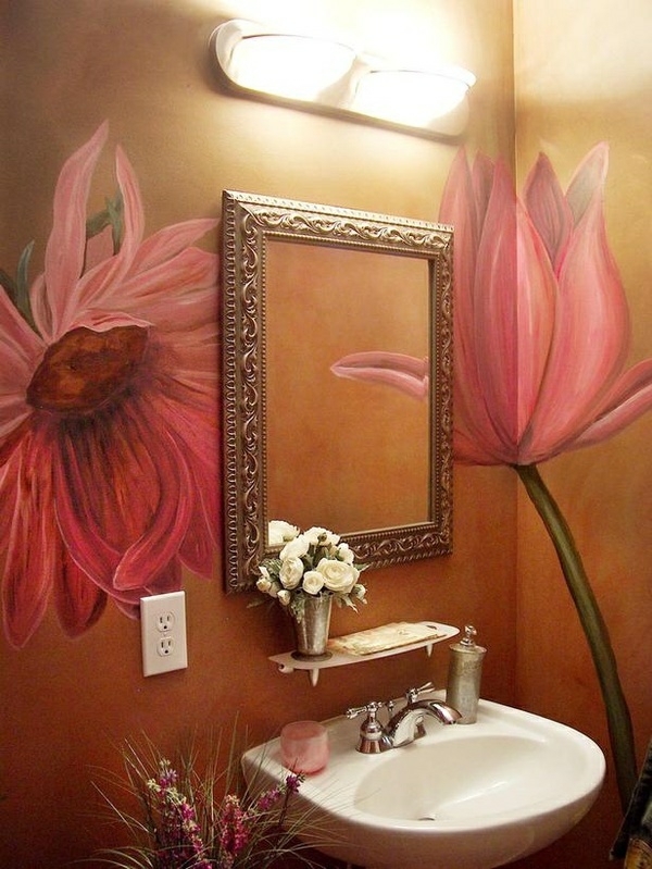 Seinämaalaus kylpyhuoneessa kukka-aiheisia koristeita